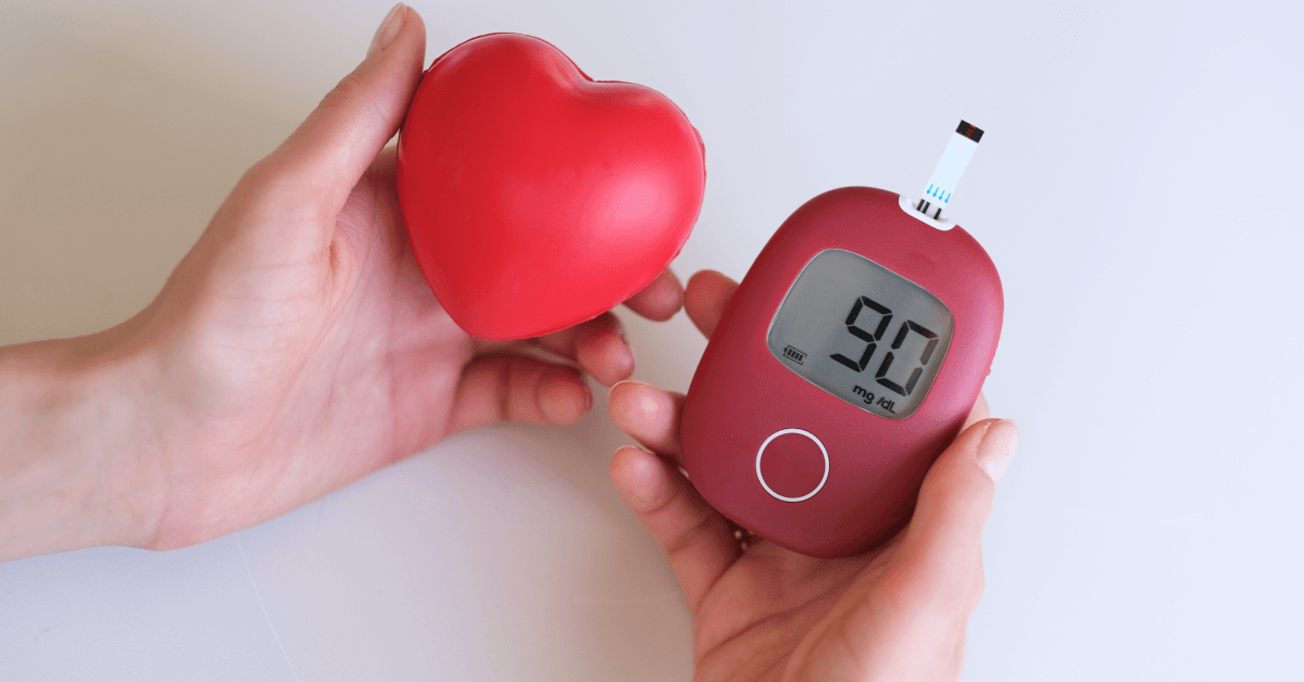 pacient drží v jednej ruke penové srdce a v druhej glukomer