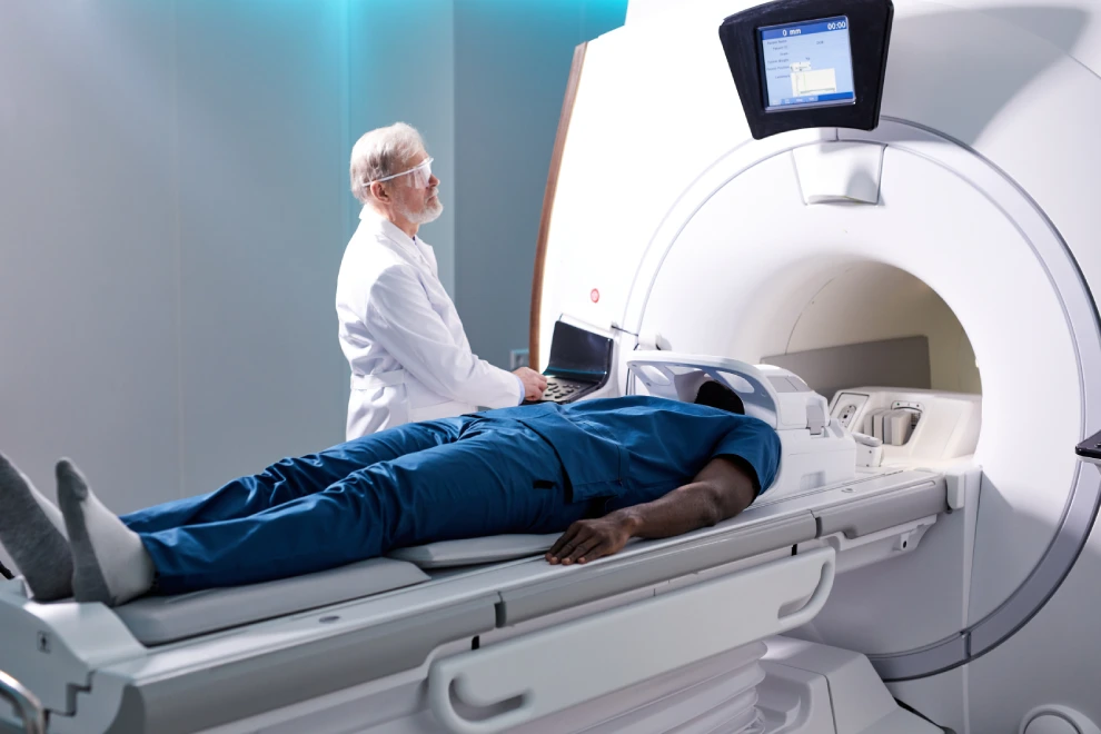 pacient leží v MRI 
